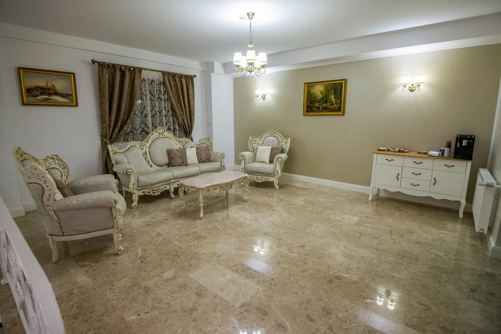French Boutique Hotel Braşov Buitenkant foto