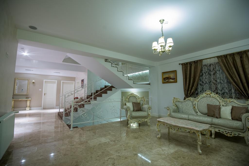 French Boutique Hotel Braşov Buitenkant foto