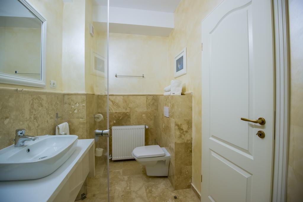 French Boutique Hotel Braşov Buitenkant foto