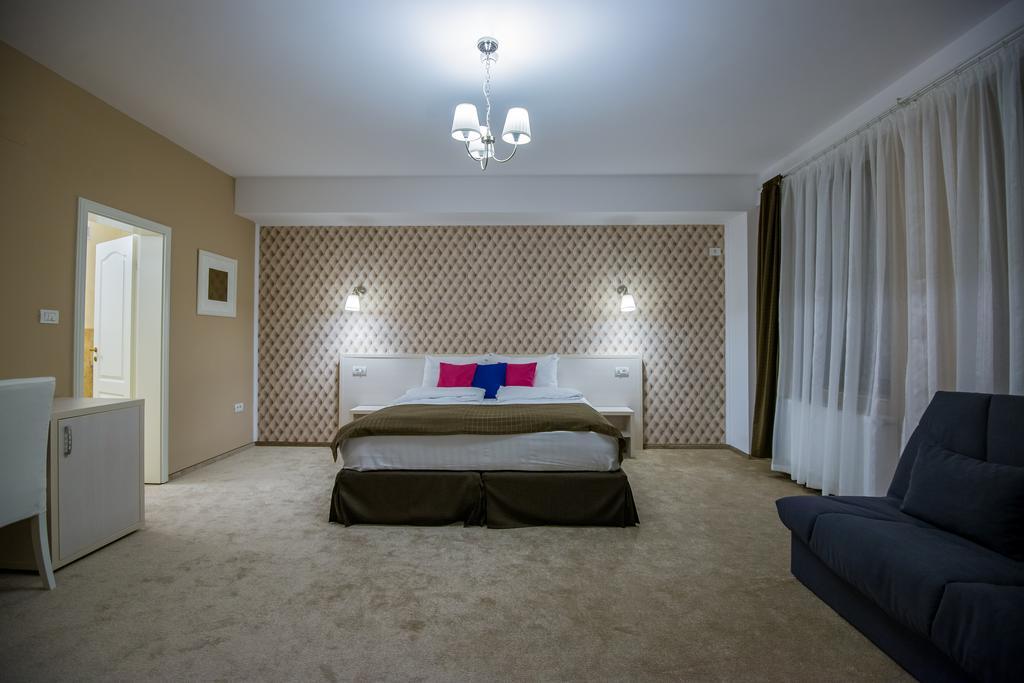 French Boutique Hotel Braşov Buitenkant foto