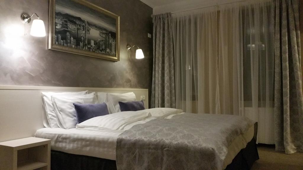 French Boutique Hotel Braşov Buitenkant foto