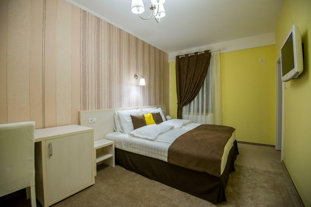 French Boutique Hotel Braşov Buitenkant foto