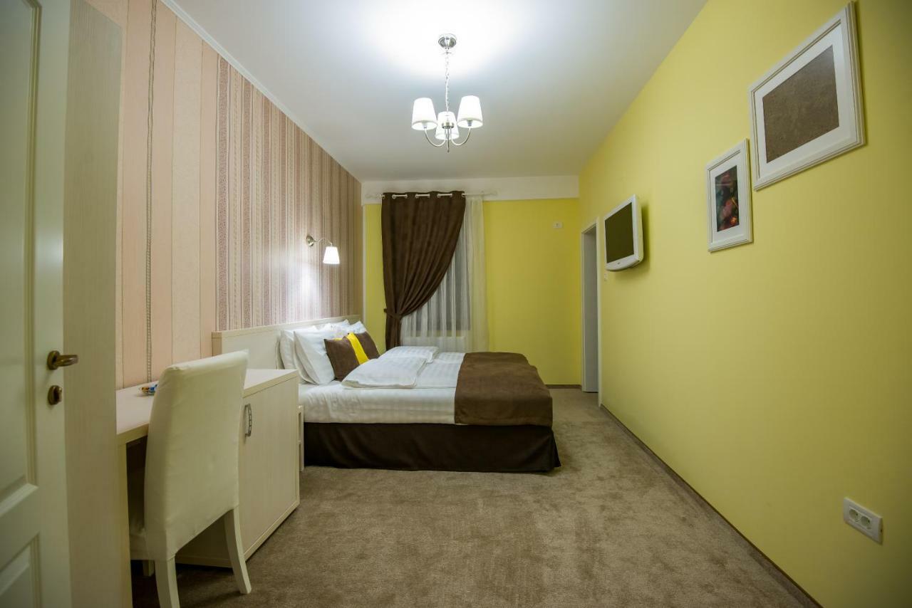 French Boutique Hotel Braşov Buitenkant foto